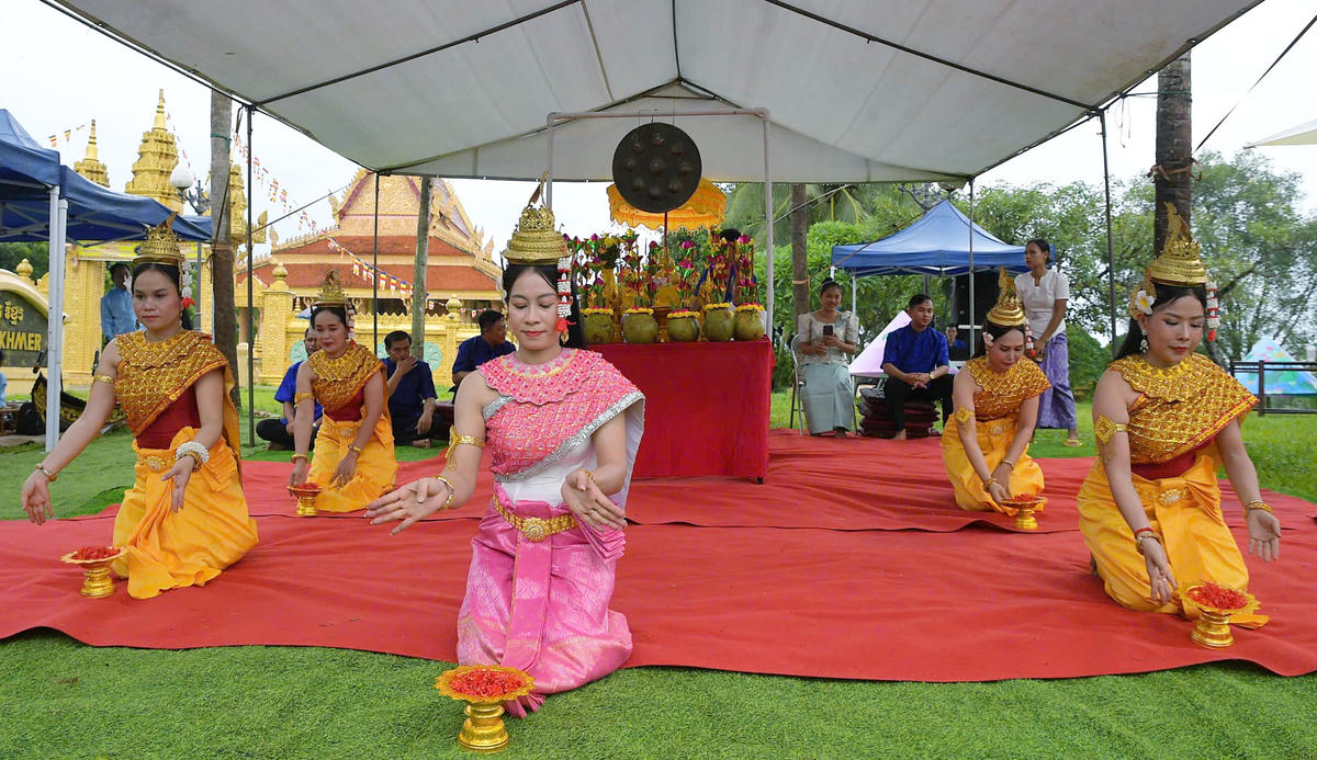 Những làn điệu dân ca, điệu múa truyền thống góp phần làm nên không gian văn hóa Khmer đặc sắc.