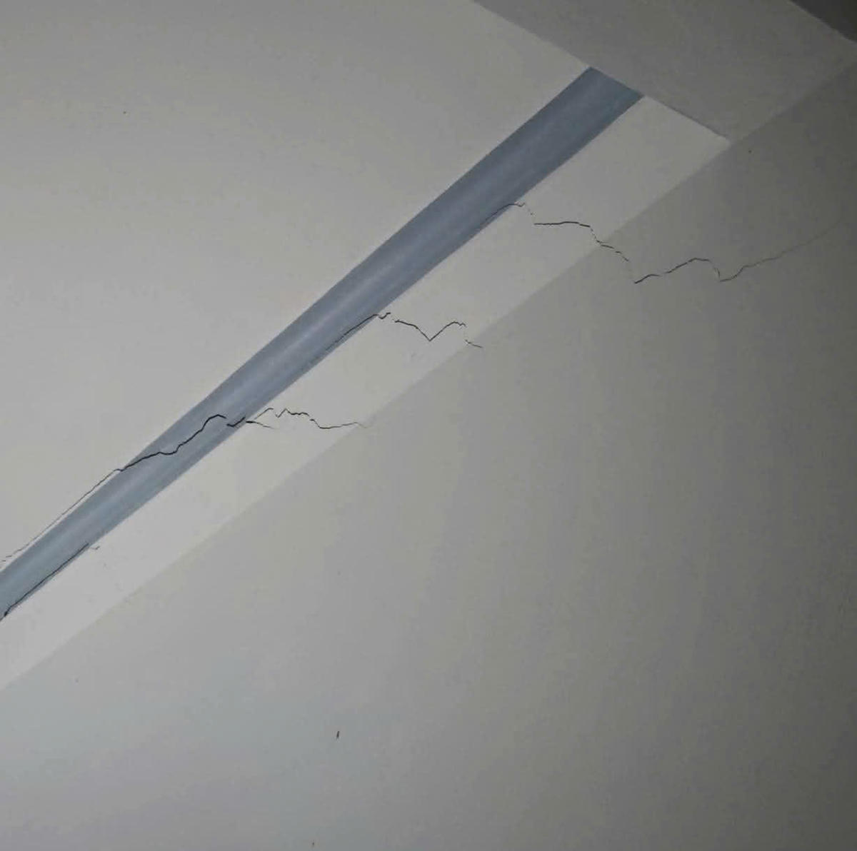 Trần nhà dân cũng bị nứt, nguy hiểm. Ảnh: Văn Đức.