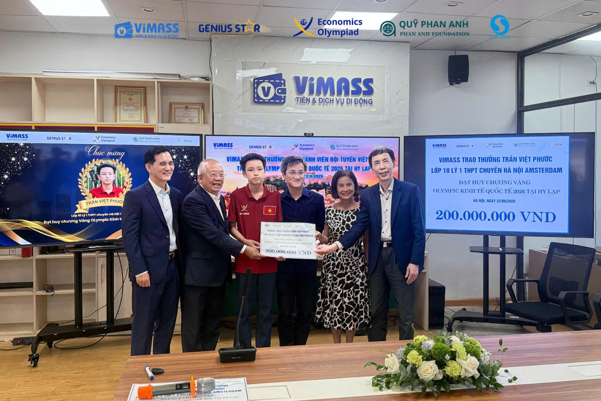Em Trần Việt Phước, thành viên trẻ nhất đoàn, giành Huy chương Vàng.