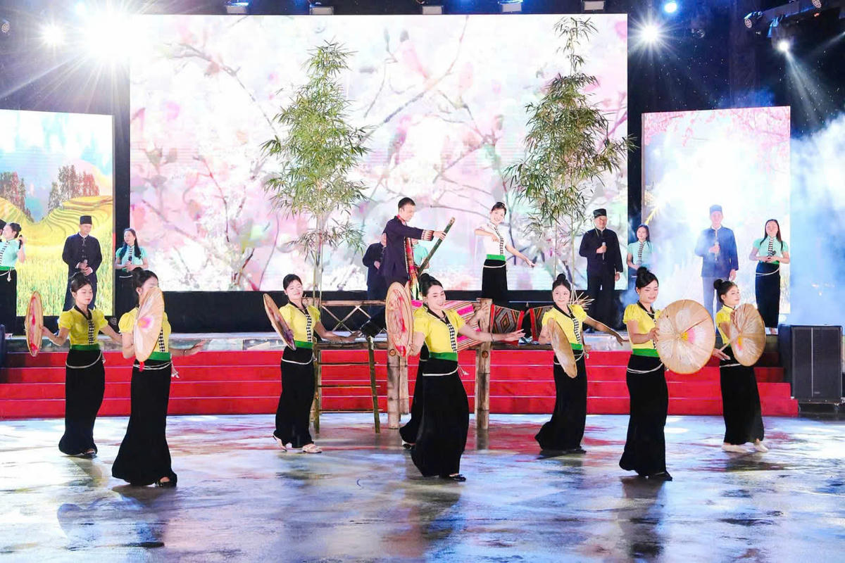 Nhiều tiết mục nghệ thuật được biểu diễn tại chương trình. Ảnh: Thùy Hương – Khánh Linh.