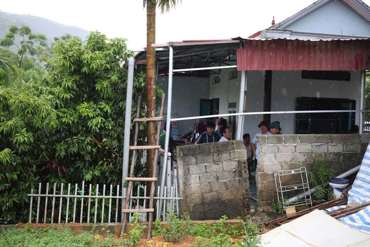 Phú Thọ: Sạt lở nghiêm trọng, nhiều nhà dân bị nứt phải di tản khẩn cấp