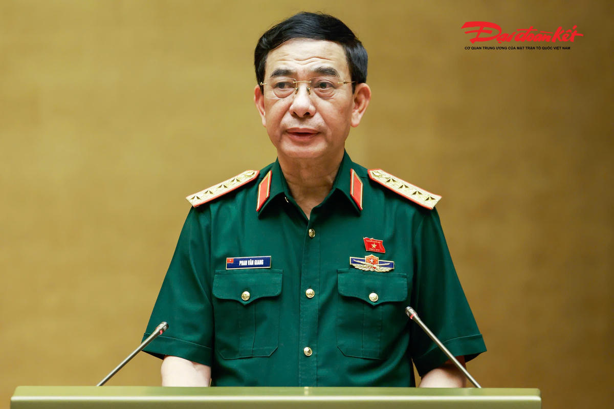 Phó Thủ tướng, Bộ trưởng Bộ Quốc phòng Phan Văn Giang báo cáo giải trình về Luật Phòng, chống phổ biến vũ khí hủy diệt hàng loạt; và Luật sửa đổi, bổ sung một số điều của 9 luật về quân sự, quốc phòng trước khi Quốc hội biểu quyết thông qua.