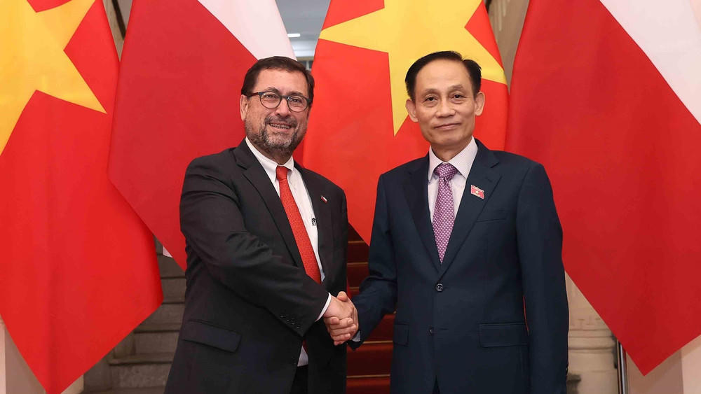 Bộ trưởng Ngoại giao Lê Hoài Trung và Bộ trưởng Ngoại giao Cộng hòa Chile Francisco Pérez Mackenna. (Ảnh: TTXVN)