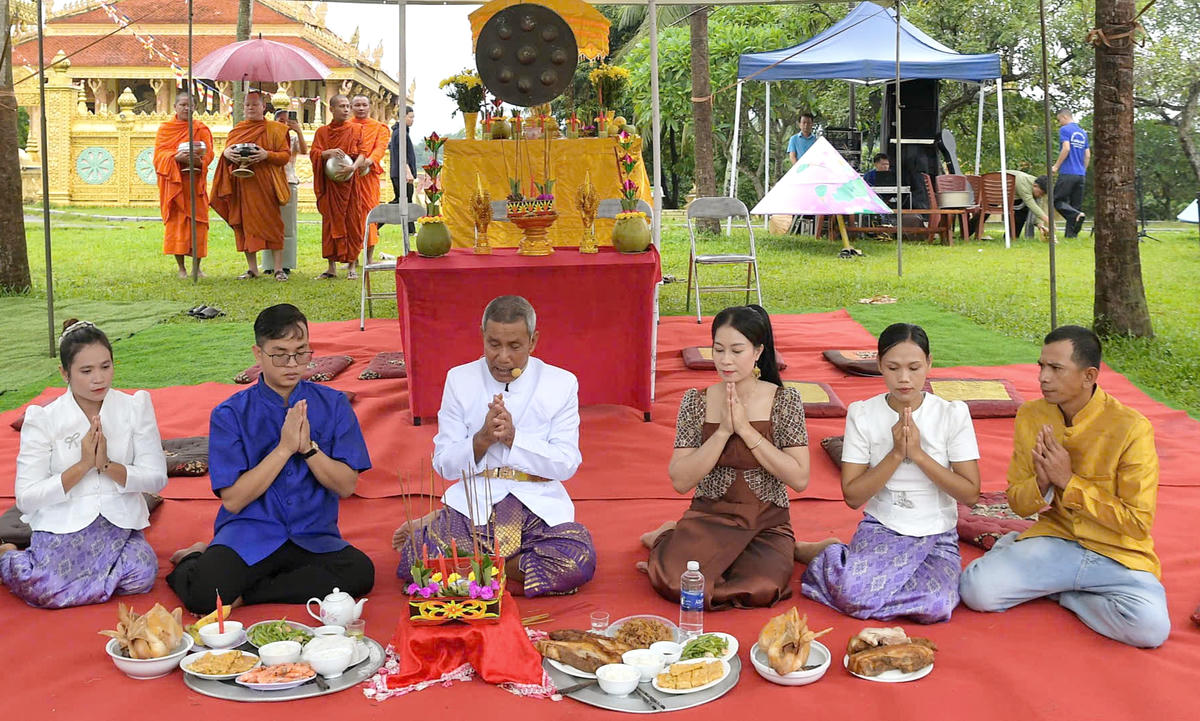 Các nghệ nhân đồng bào Khmer thực hành những nghi thức truyền thống của lễ hội.