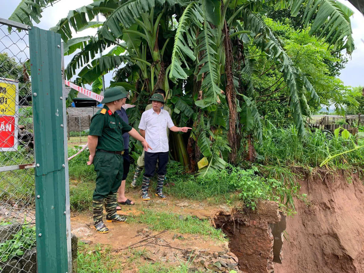Bờ sông bị sạt lở nghiêm trọng. Ảnh: Văn Đức.