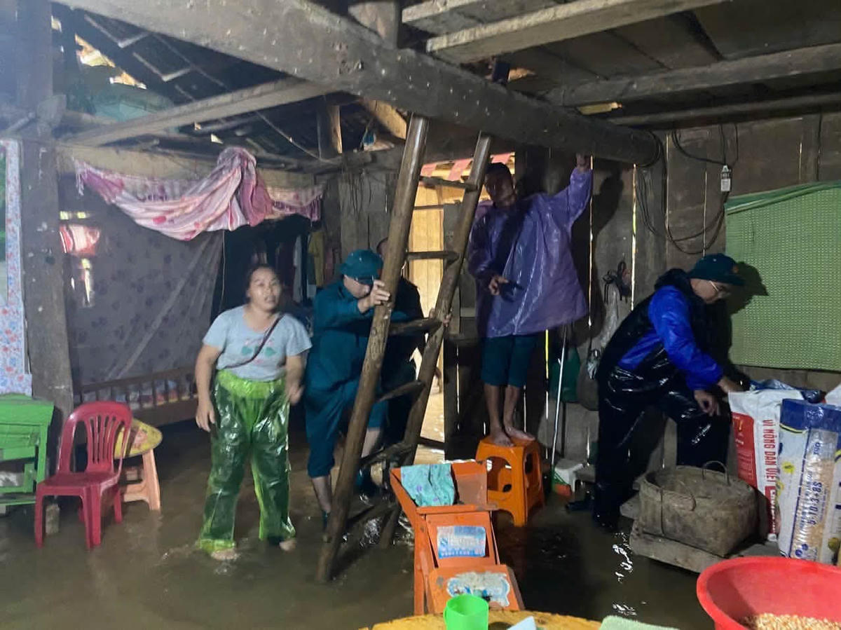 Với tinh thần chủ động, khẩn trương, lực lượng chức năng xã Đức Long đang tiếp tục theo dõi sát diễn biến mưa lũ, sẵn sàng lực lượng, phương tiện để ứng phó khi có tình huống xảy ra.