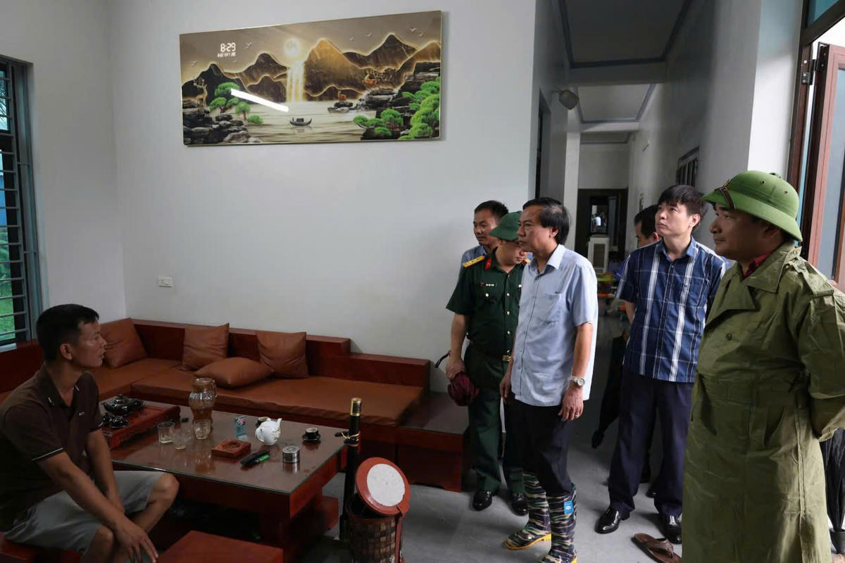 Chính quyền địa phương đến khảo sát thực tế, thăm hỏi, động viên các gia đình bị nứt nhà. Ảnh: Văn Đức.