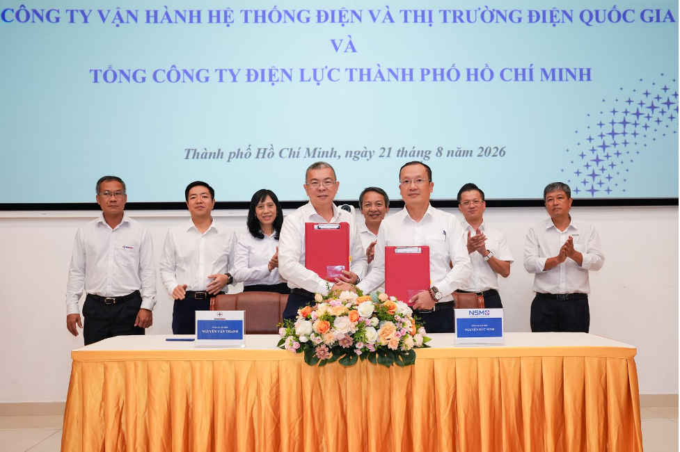 Tổng Giám đốc EVNHCMC Nguyễn Văn Thanh và Tổng Giám đốc NSMO Nguyễn Đức Ninh ký kết và trao Thỏa thuận hợp tác.