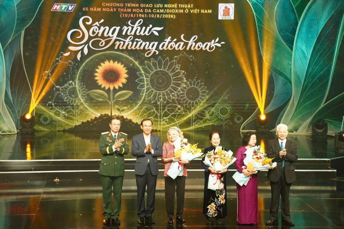 Nguyên Chủ tịch nước Nguyễn Minh Triết và nguyên Phó chủ tịch nước Trương Mỹ Hoa nhận hoa tri ân của chương trình. Ảnh: TL