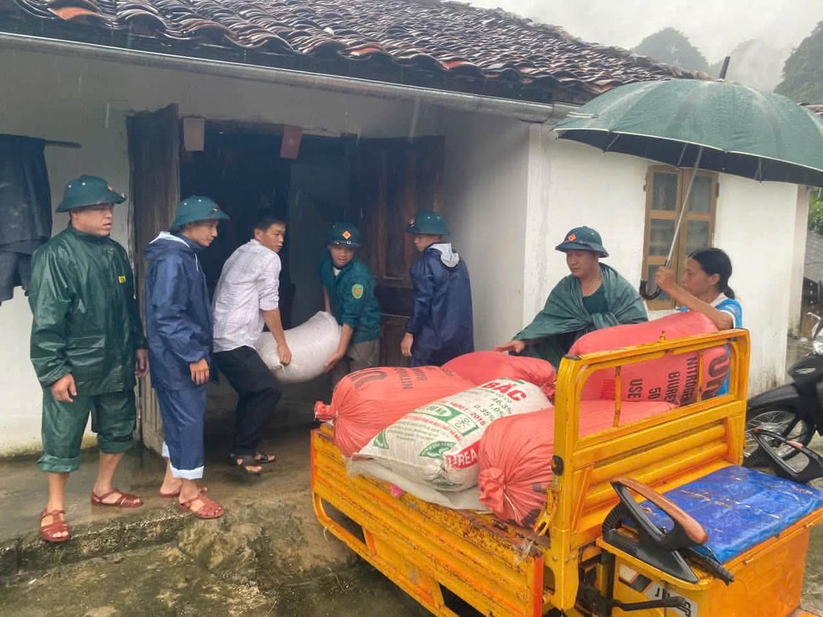 Đồng thời hỗ trợ người dân di dời tài sản, phương tiện đến nơi an toàn. 