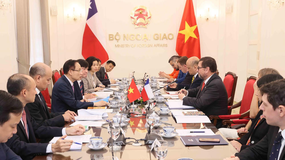 Bộ trưởng Ngoại giao Lê Hoài Trung hội đàm với Bộ trưởng Ngoại giao Cộng hòa Chile Francisco Pérez Mackenna (Ảnh: TTXVN)