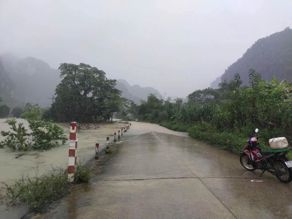 Mưa lũ khiến việc đi lại, sinh hoạt và sản xuất của Nhân dân bị ảnh hưởng.