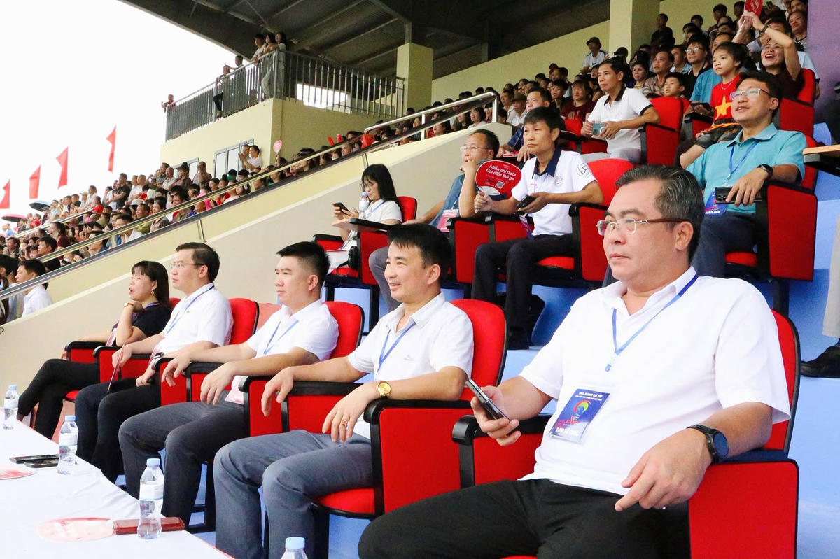 Các đại biểu của tỉnh Lào Cai có mặt để theo dõi các trận đấu. Ảnh: Khánh Linh - Thùy Hương.