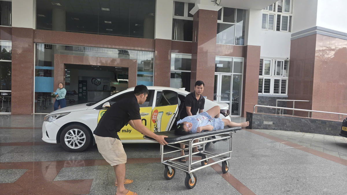 Lực lượng chức năng đưa sản phụ đi cấp cứu. Ảnh: ĐS.