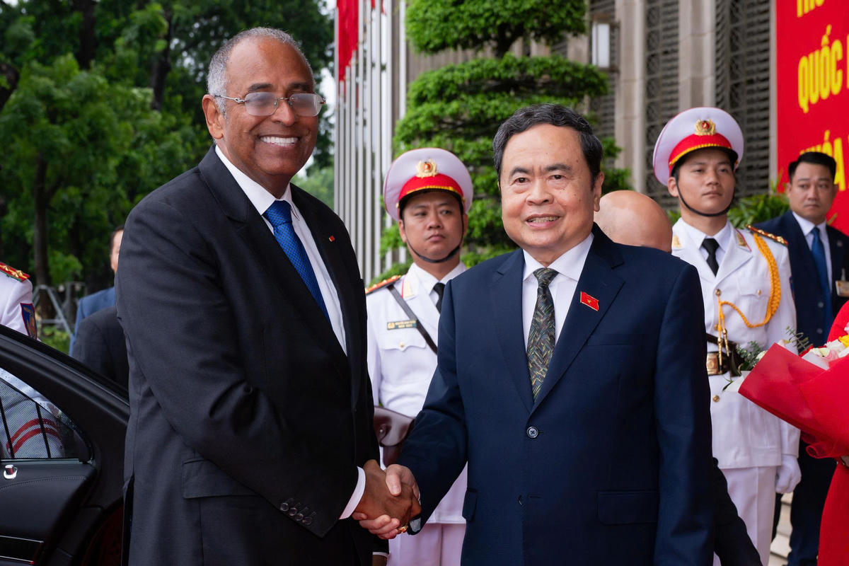 Chủ tịch Quốc hội Trần Thanh Mẫn đón Chủ tịch Quốc hội Bờ Biển Ngà Patrick Achi. Ảnh: quochoi.vn