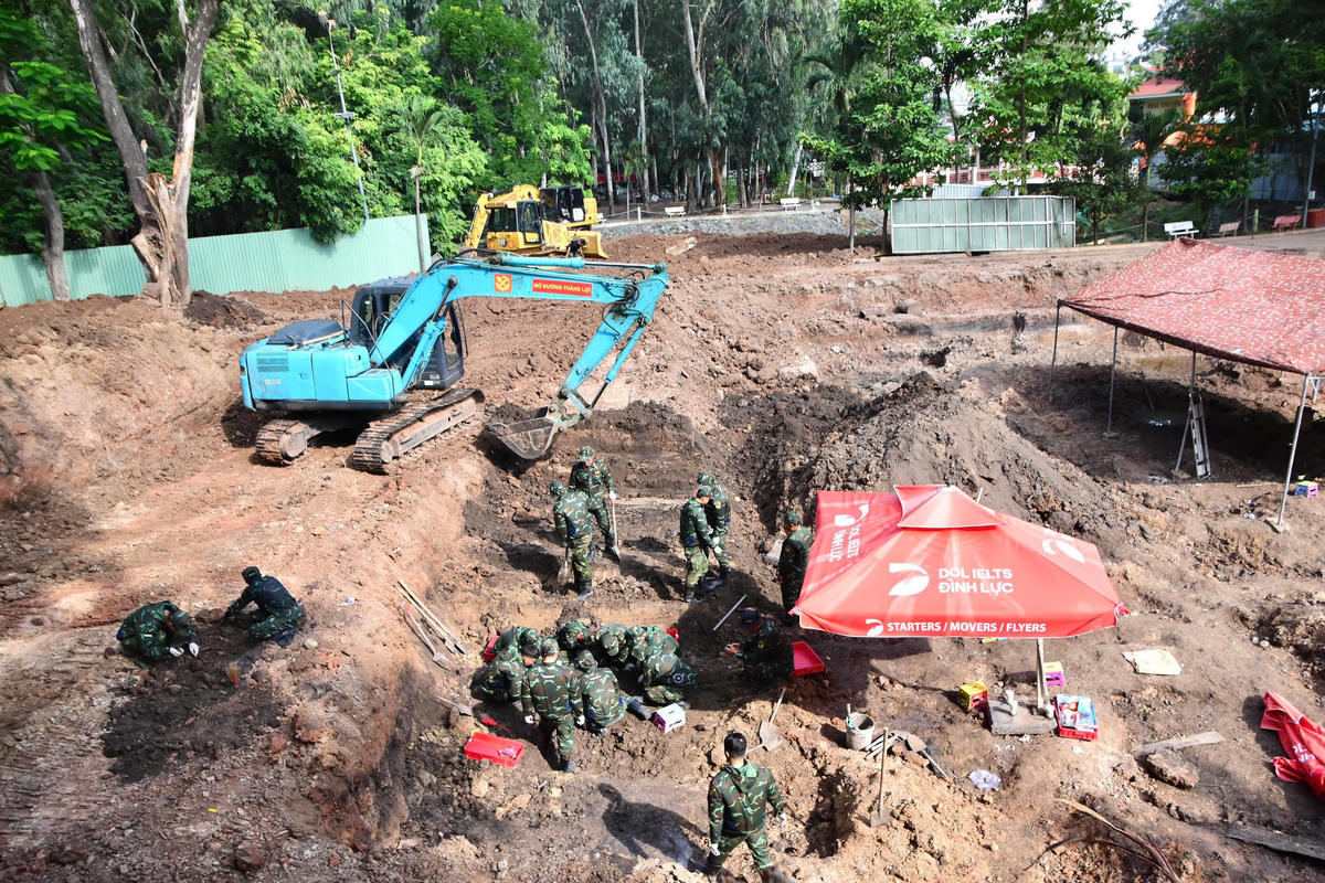 TPHCM: Huy động nhiều thiết bị, phương tiện vào khu vực tìm kiếm hài cốt liệt sĩ tại Công viên Lê Thị Riêng