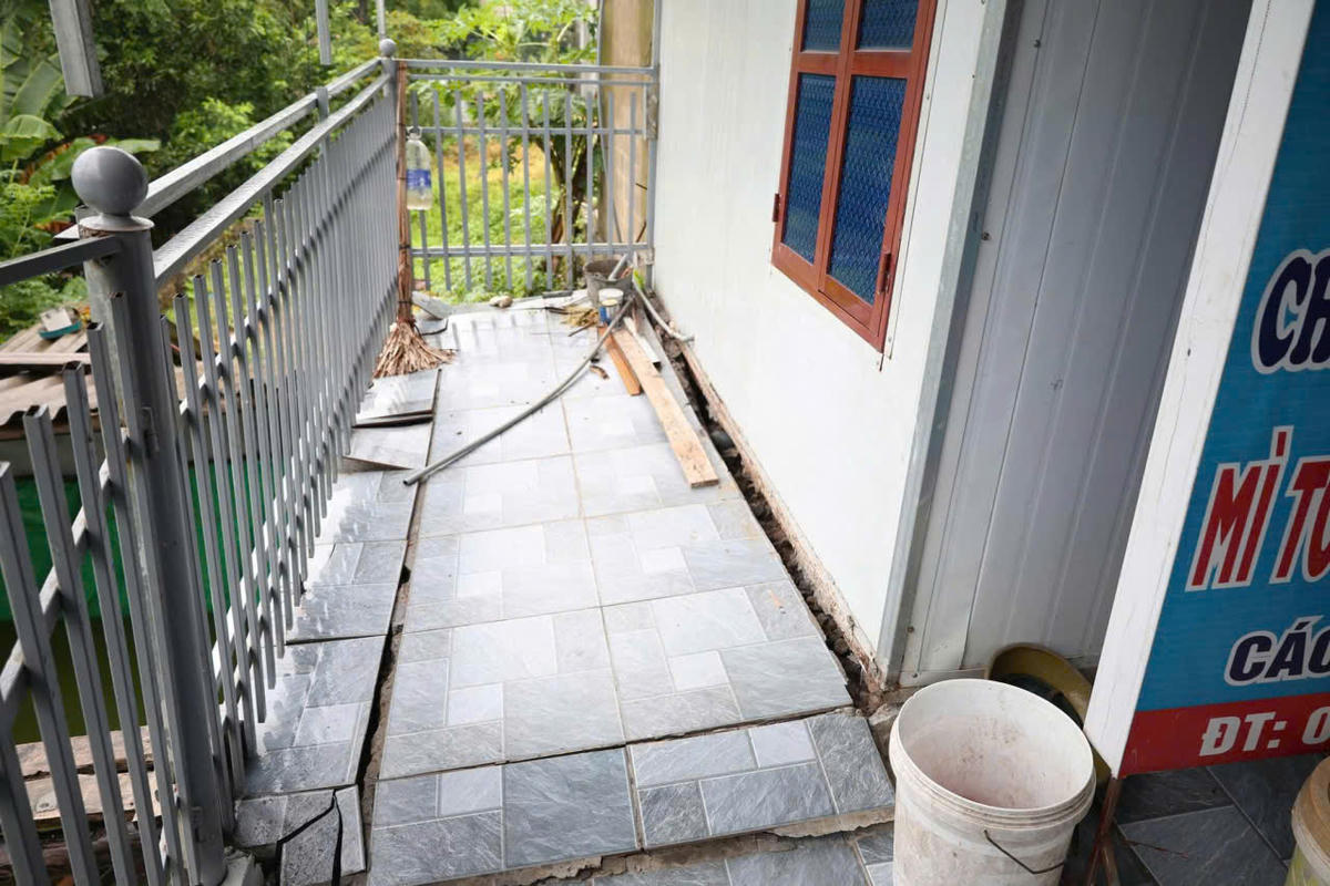 Hành lang cũng bị xô trượt, nứt nghiêm trọng. Ảnh: Văn Đức.