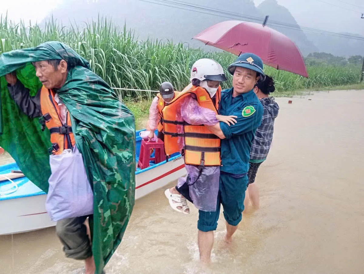 Theo Đài khí tượng thủy văn tỉnh Cao Bằng, do ảnh hưởng của bão số 4, nguy cơ có thể xảy ra lũ quét, sạt lở đất có thể xảy ra tại một số nơi. Người dân cần chủ động nắm bắt thông tin để đảm bảo an toàn tài sản và tính mạng.