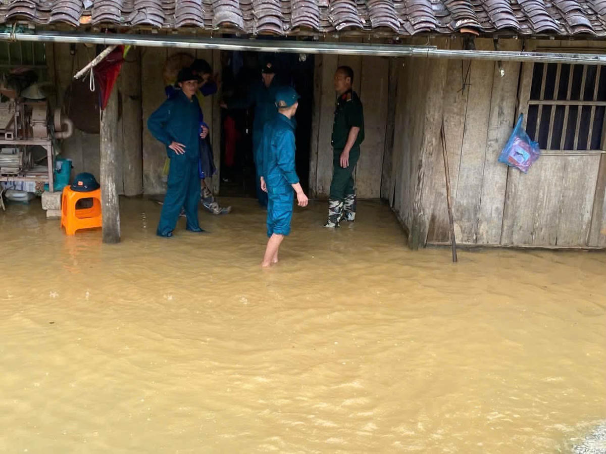 Công tác kiểm tra, rà soát các khu vực có nguy cơ ngập úng, sạt lở và ảnh hưởng đến đời sống Nhân dân cũng được triển khai nhằm kịp thời xử lý các tình huống phát sinh.