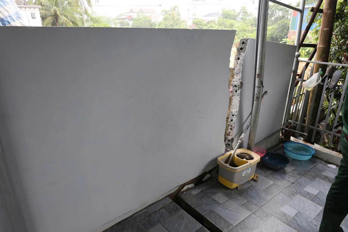 Tường rào của các gia đình bị nứt, gãy. Ảnh: Văn Đức.