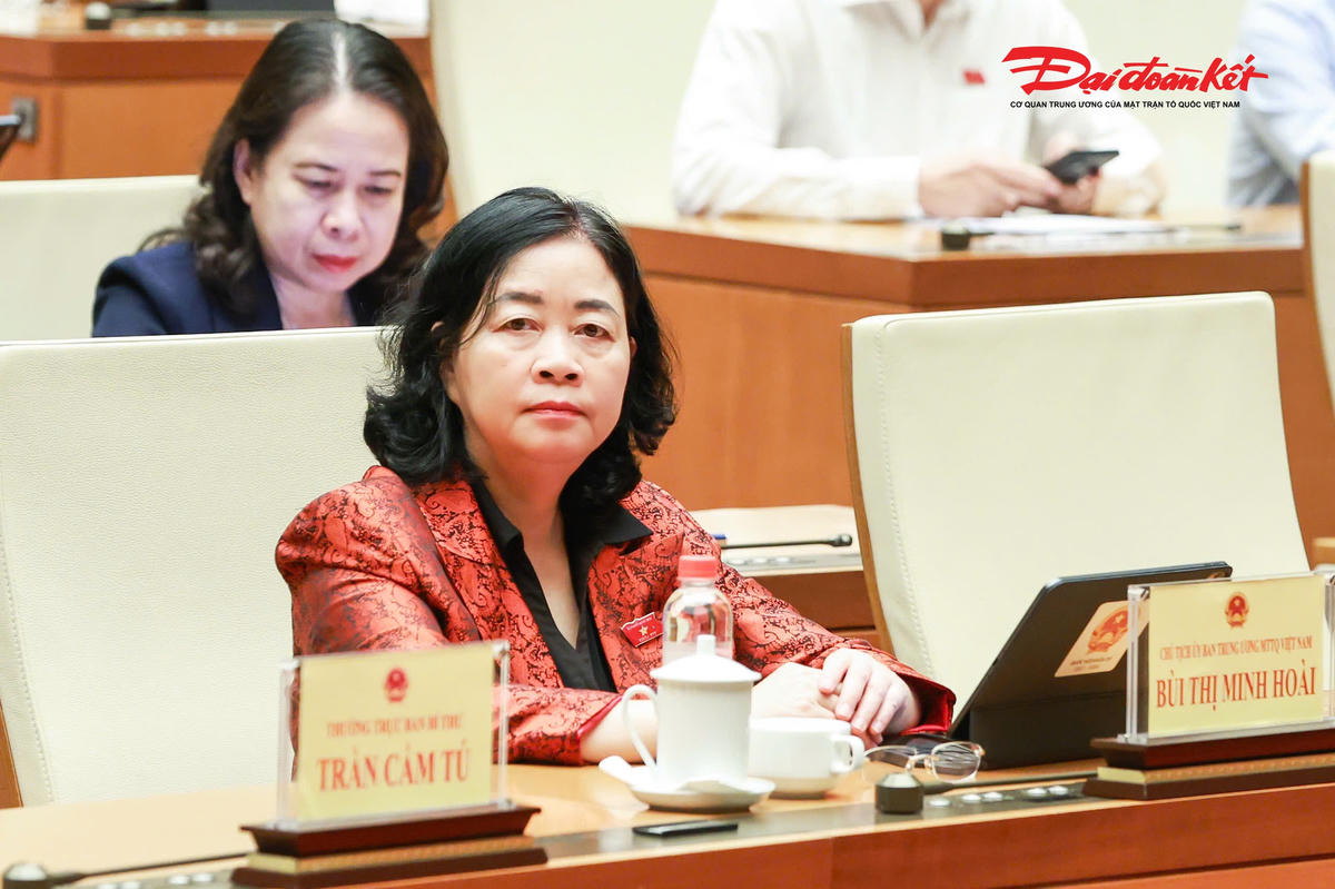 Ủy viên Bộ Chính trị, Bí thư Trung ương Đảng, Chủ tịch UBTƯ MTTQ Việt Nam Bùi Thị Minh Hoài dự phiên họp.