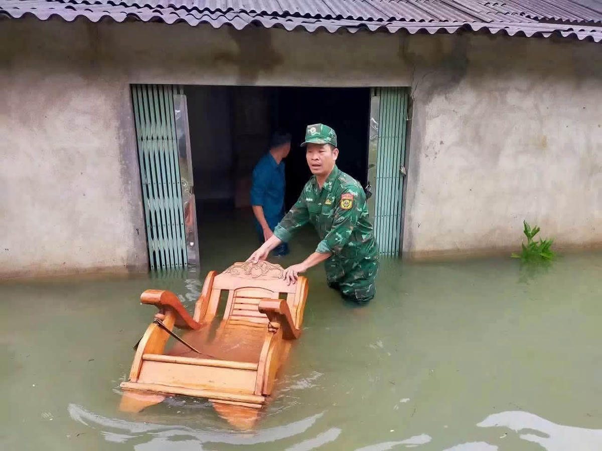 Lực lượng chức năng tuyên truyền, vận động Nhân dân nâng cao cảnh giác, hạn chế di chuyển qua các khu vực ngập sâu, nước chảy xiết, bảo đảm an toàn tính mạng và tài sản.