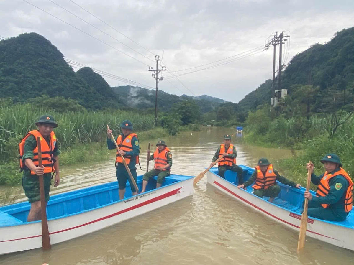 Các lực lượng đã tổ chức phân luồng, hướng dẫn giao thông, cắm biển cảnh báo tại những khu vực ngập sâu, tiềm ẩn nguy hiểm.