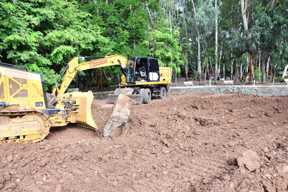 TPHCM: Huy động nhiều thiết bị, phương tiện vào khu vực tìm kiếm hài cốt liệt sĩ tại Công viên Lê Thị Riêng