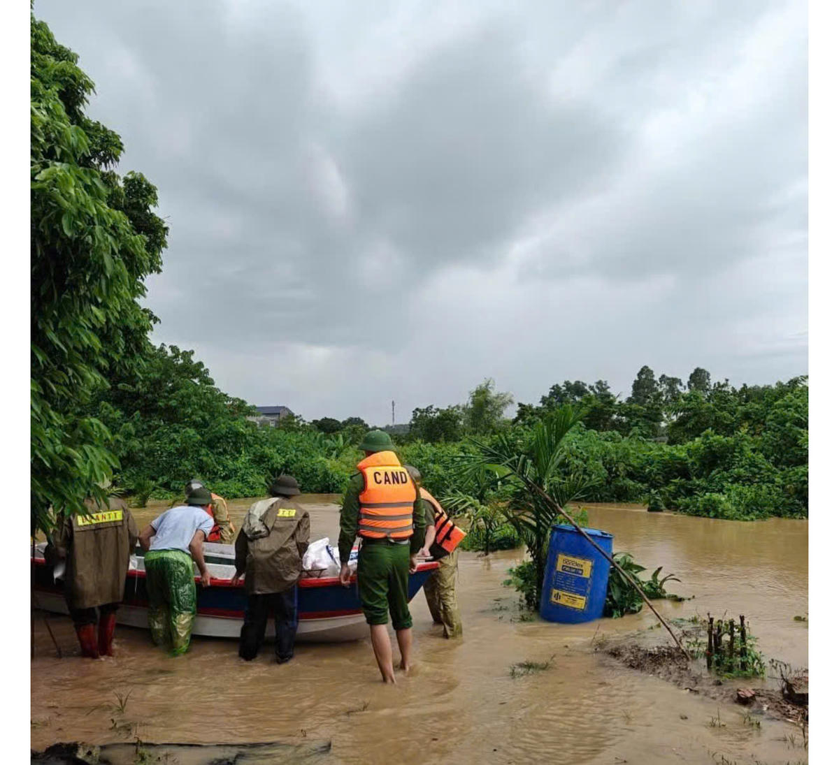 Lực lượng chức năng tỉnh Bắc Ninh hỗ trợ sơ tán người và tài sản đến nơi an toàn. Ảnh: Sở VHTT và DL Bắc Ninh