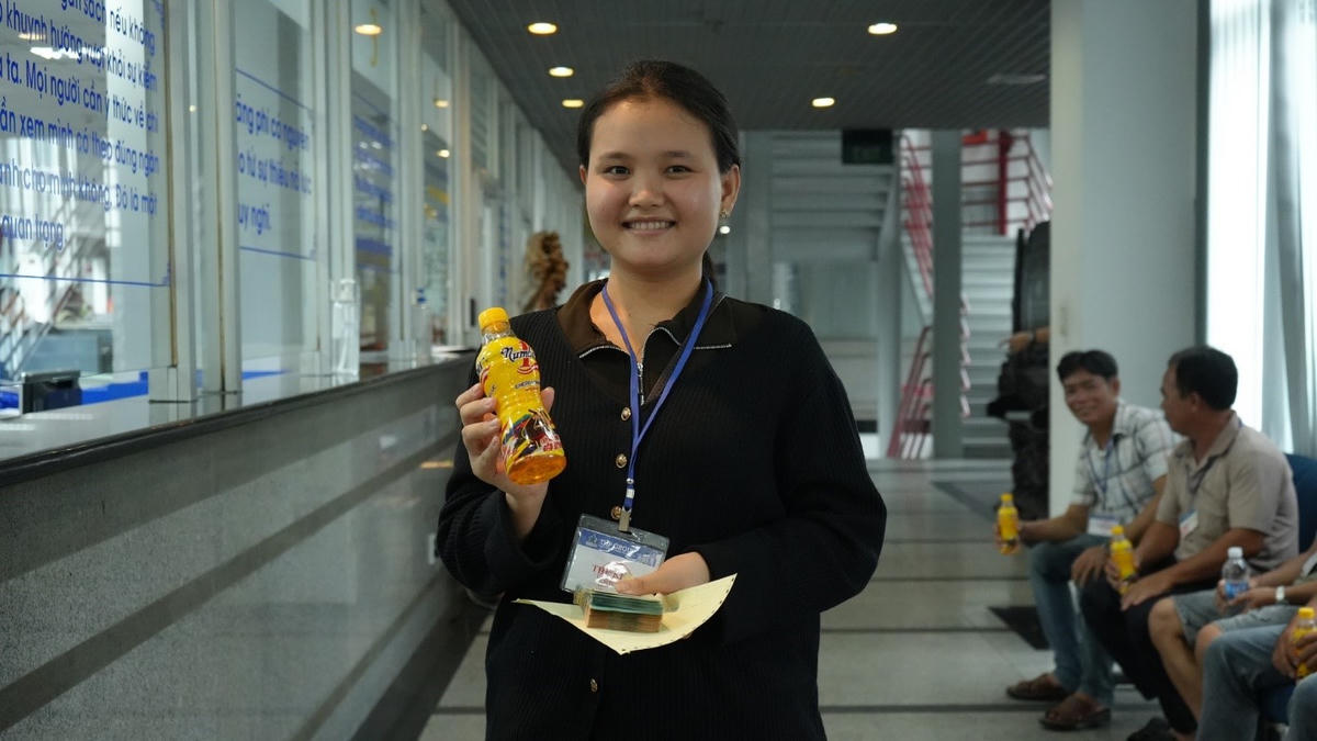 Niềm vui của chị Trang khi cùng gia đình vượt quãng đường hơn 300km để trực tiếp nhận giải thưởng trị giá 50 triệu đồng từ Nước tăng lực Number 1.