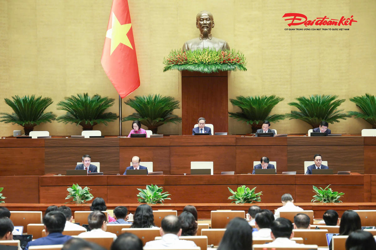 Chủ tọa điều hành phiên họp. Ảnh: Quang Vinh