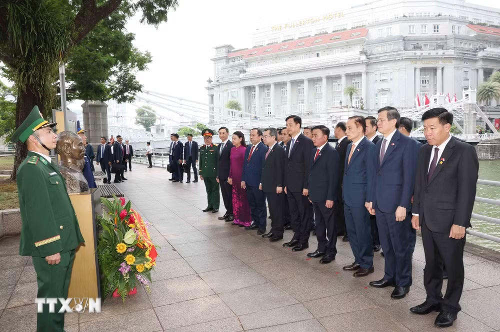 ttxvn-thuong-truc-ban-bi-thu-dang-hoa-tuong-niem-bac-ho-tai-bao-tang-van-minh-chau-a-singapore-8977571-1.jpg