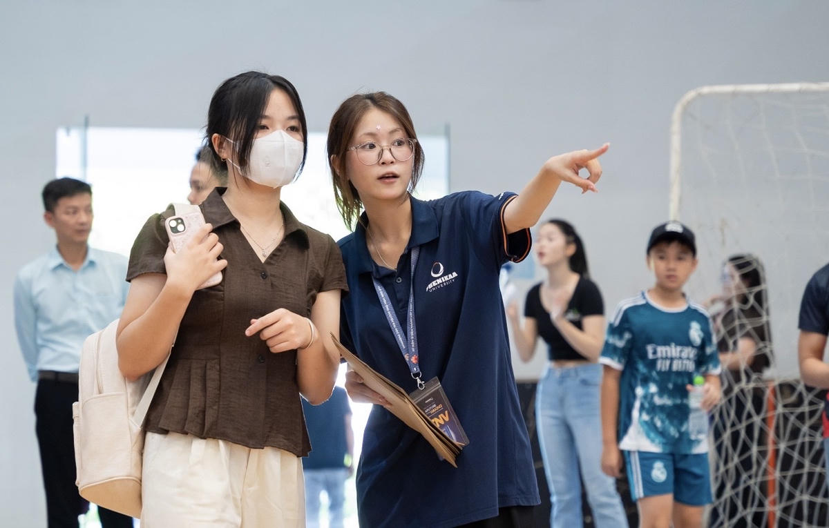 Tân sinh viên được nhà trường đồng hành hỗ trợ thủ tục nhập học.