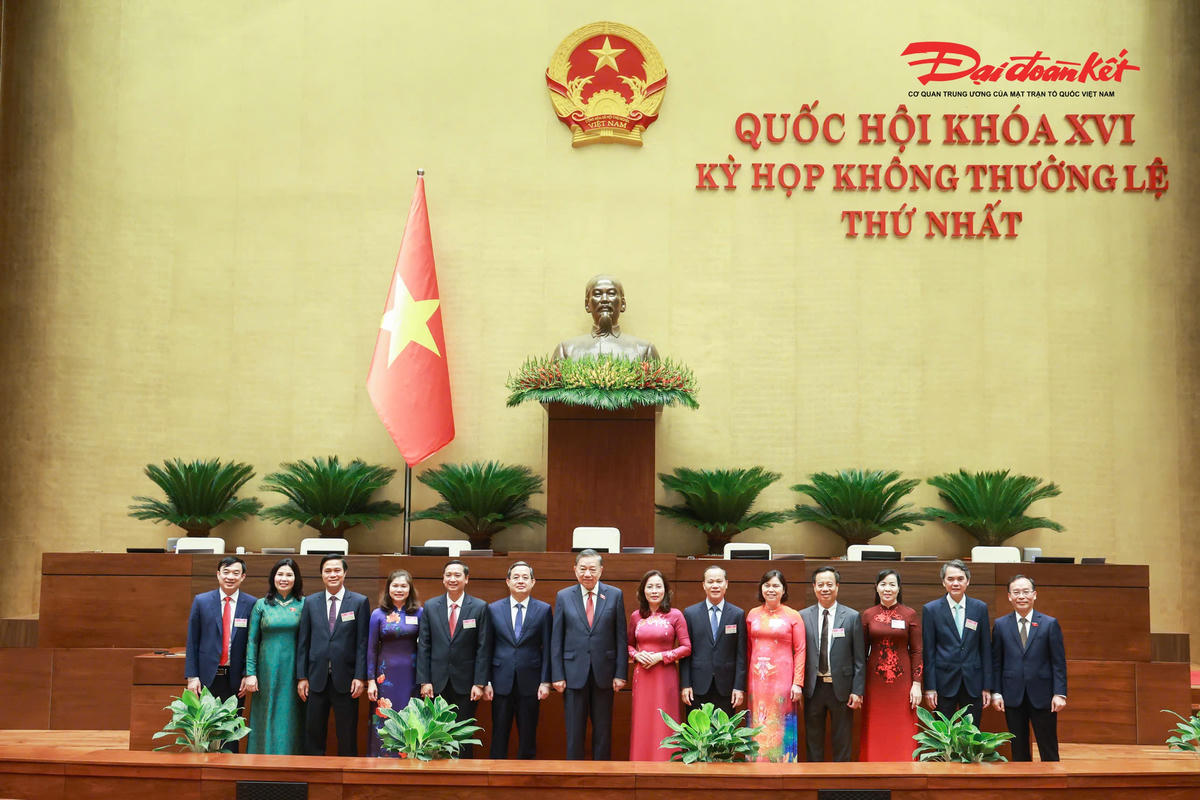 Tổng Bí thư, Chủ tịch nước Tô Lâm chúc mừng lãnh đạo tỉnh Bắc Ninh khi Quốc hội thông qua Nghị quyết của Quốc hội về việc thành lập thành phố Bắc Ninh.