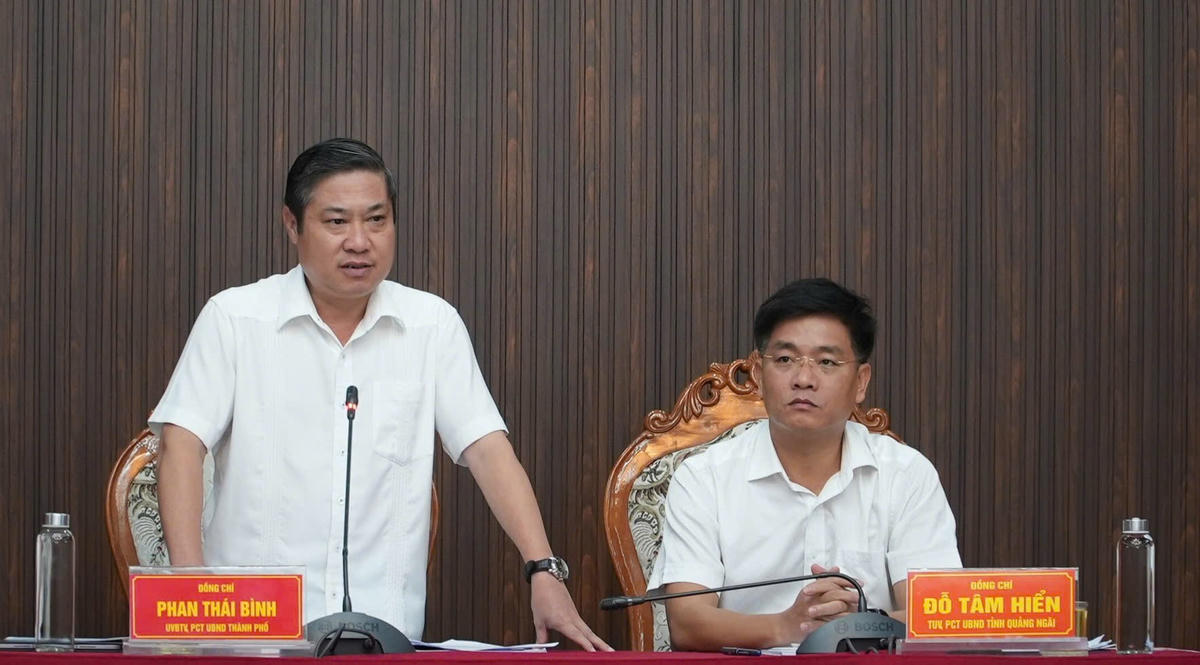 Ông Phan Thái Bình (bên phải), Phó Chủ UBND TP Đà Nẵng và ông Đỗ Tâm Hiển, Phó Chủ tịch UBND tỉnh Quảng Ngãi đồng chủ trì buổi làm việc. Ảnh: QN.
