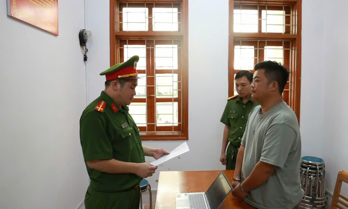 Vũ Hoàng Hải (tên thường gọi Hải Sapa TV) tại Cơ quan điều tra. Ảnh: CACC.