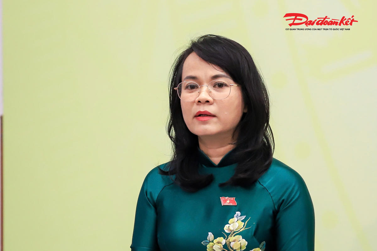 Bà Phạm Thị Hồng Yến trả lời báo chí (Ảnh: Quang Vinh)