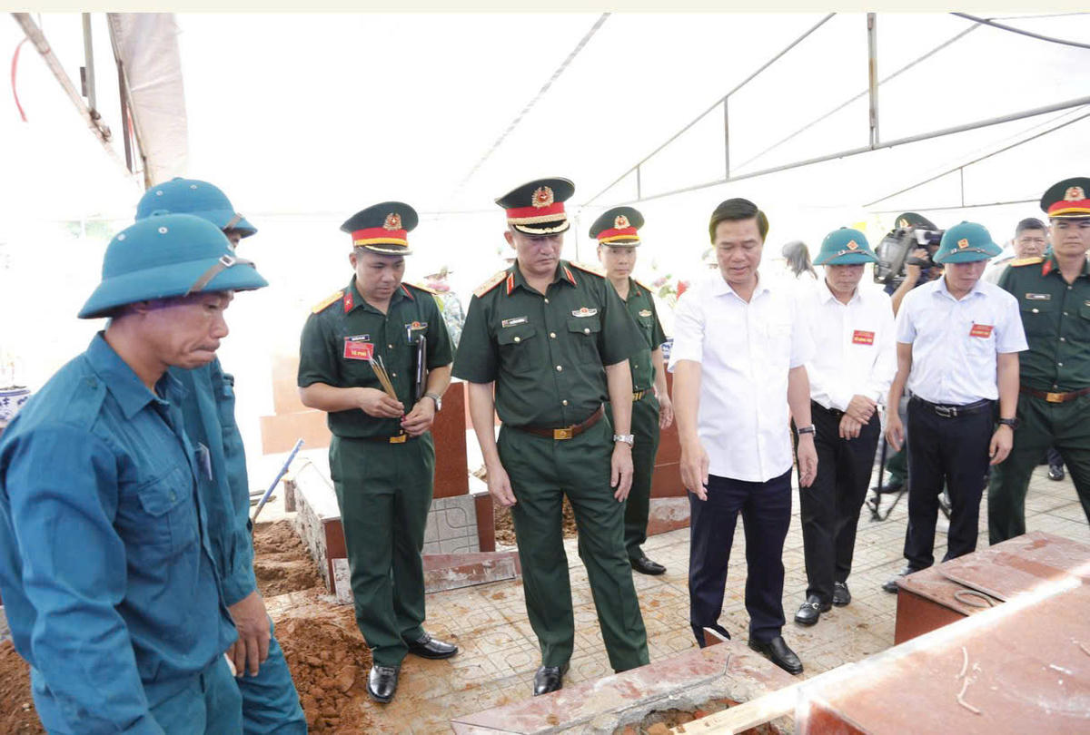 Đoàn công tác của tỉnh Bắc Ninh kiểm tra công tác khai quật, lấy mẫu hài cốt liệt sĩ tại xã Bắc Lũng (Bắc Ninh). Ảnh: BVCL