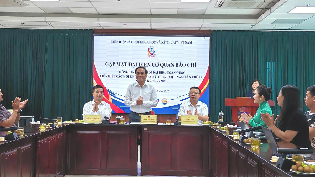 PGS.TS. Phạm Ngọc Linh - Phó Chủ tịch Liên hiệp  các Hội Khoa học và Kỹ thuật Việt Nam cùng các vị chủ trì buổi gặp mặt.