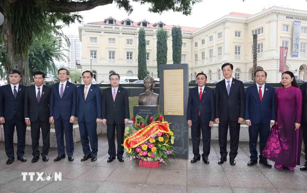ttxvn-thuong-truc-ban-bi-thu-dang-hoa-tuong-niem-bac-ho-tai-bao-tang-van-minh-chau-a-singapore-8977571-4.jpg