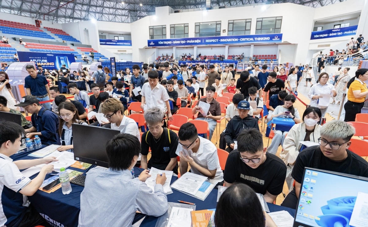 Tân sinh viên Đại học Phenikaa nhập học trực tiếp.
