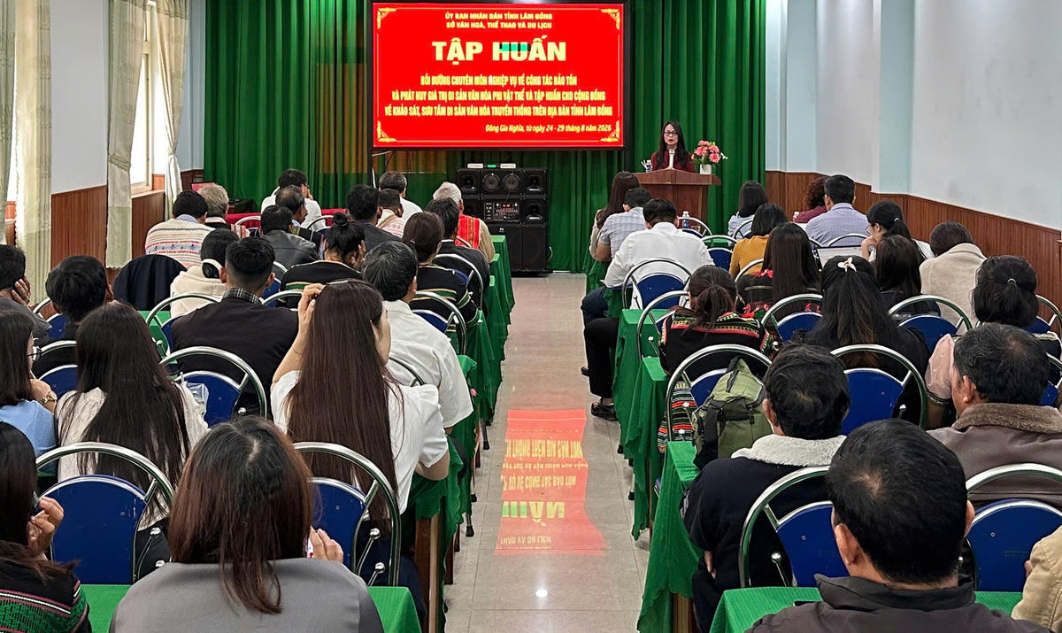 Quang cảnh lớp tập huấn, về bảo tồn, phát huy giá trị di sản văn hóa phi vật thể và lập danh mục văn học dân gian truyền thống của đồng bào DTTS.