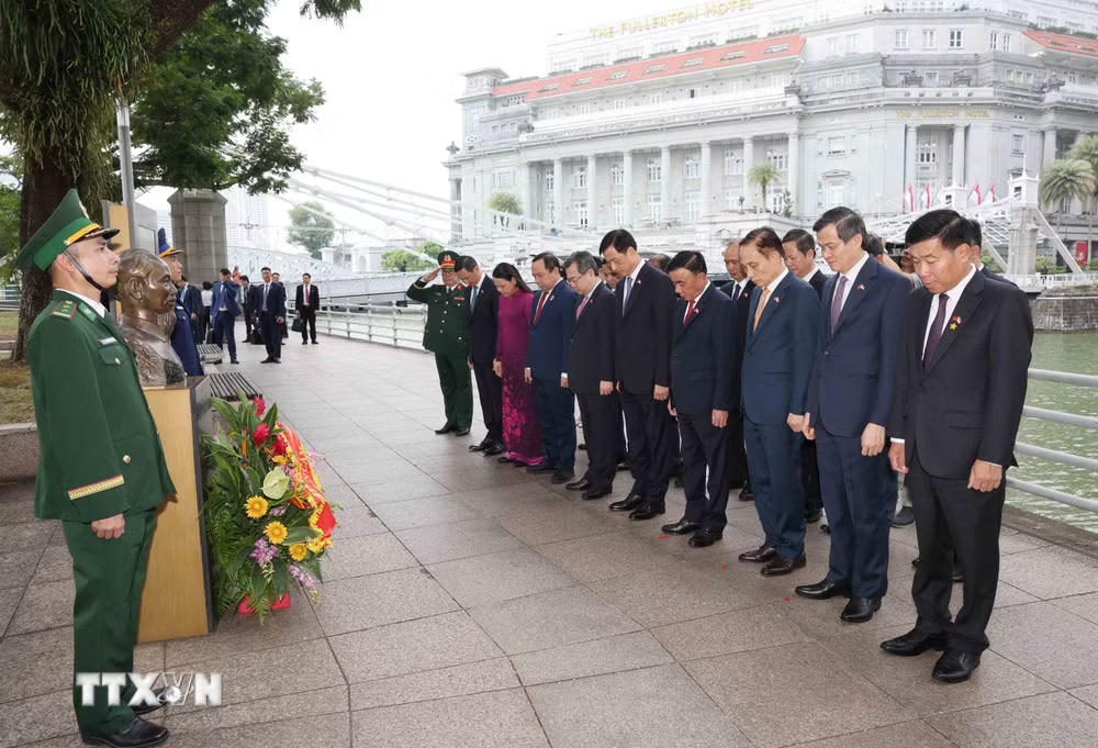 ttxvn-thuong-truc-ban-bi-thu-dang-hoa-tuong-niem-bac-ho-tai-bao-tang-van-minh-chau-a-singapore-8977571-3.jpg