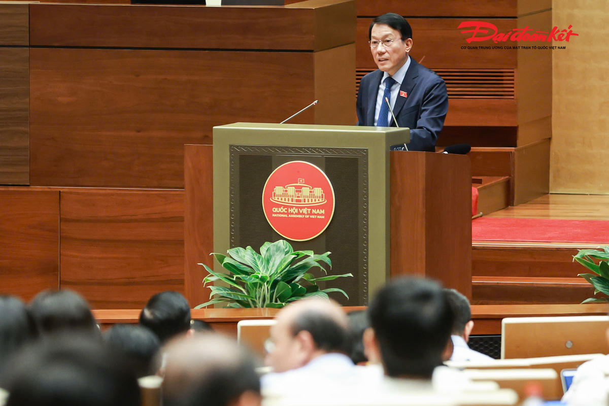 Bộ trưởng Bộ Công an Lương Tam Quang trình bày Báo cáo giải trình, tiếp thu, chỉnh lý dự thảo Nghị quyết của Quốc hội về cơ chế, chính sách đặc thù để xử lý vi phạm pháp luật liên quan đến kinh tế nhà nước, kinh tế tư nhân và ứng dụng khoa học, công nghệ, đổi mới sáng tạo, chuyển đổi số trước khi Quốc hội biểu quyết thông qua. Ảnh: Quang Vinh.