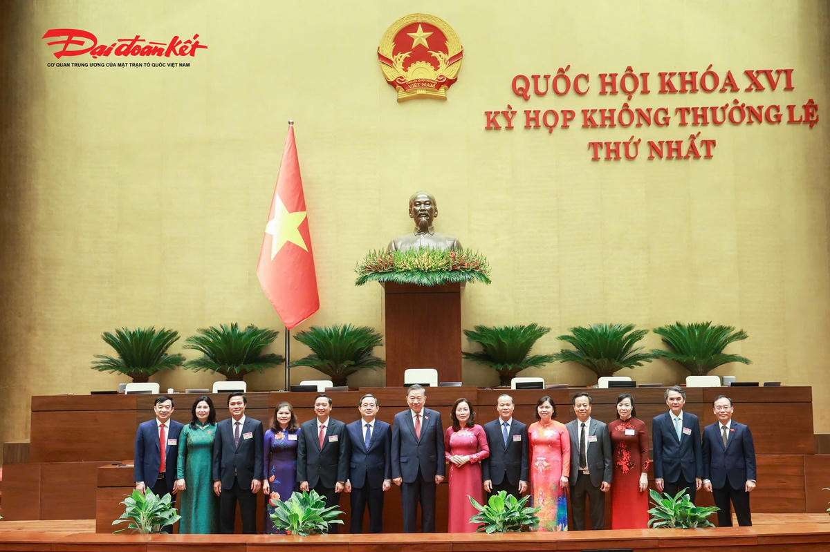 Tổng Bí thư, Chủ tịch nước Tô Lâm cùng với đại diện lãnh đạo chủ chốt tỉnh Bắc Ninh tại phiên bế mạc. Ảnh: Quang Vinh 