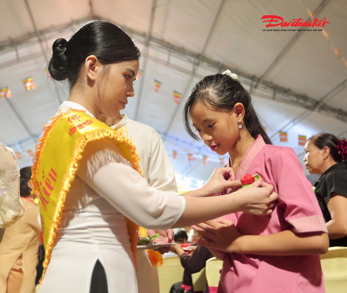 Trong đêm Vu Lan, nhiều gia đình đưa con nhỏ đến chùa tham dự các nghi thức. Với họ, đây không chỉ là dịp để cầu bình an hay tưởng nhớ tổ tiên, mà còn là cách để những đứa trẻ sớm hiểu hơn về công ơn cha mẹ và ý nghĩa của đạo hiếu.