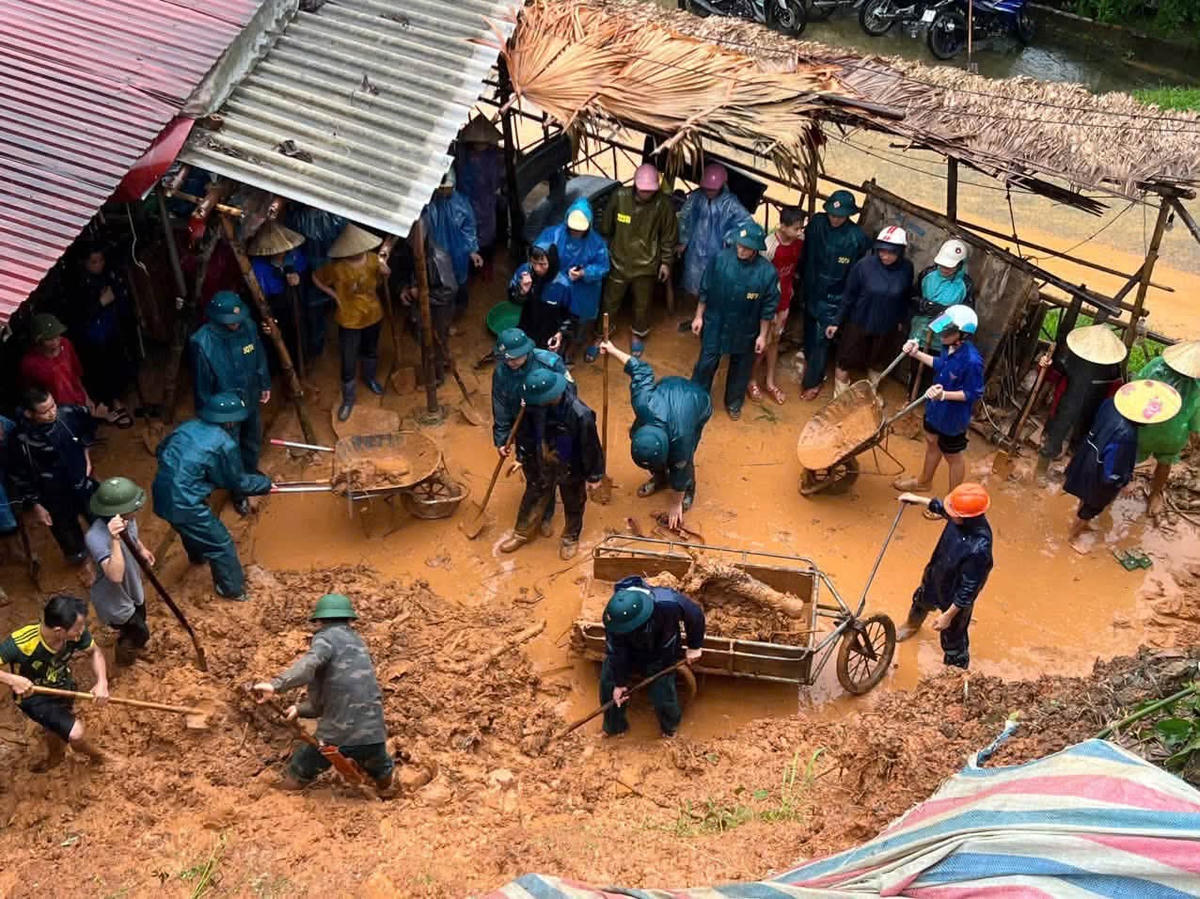 Lực lượng chức năng khẩn trương khắc phục hậu quả do bão lũ gây ra. Ảnh: BĐBP Thanh Hóa 