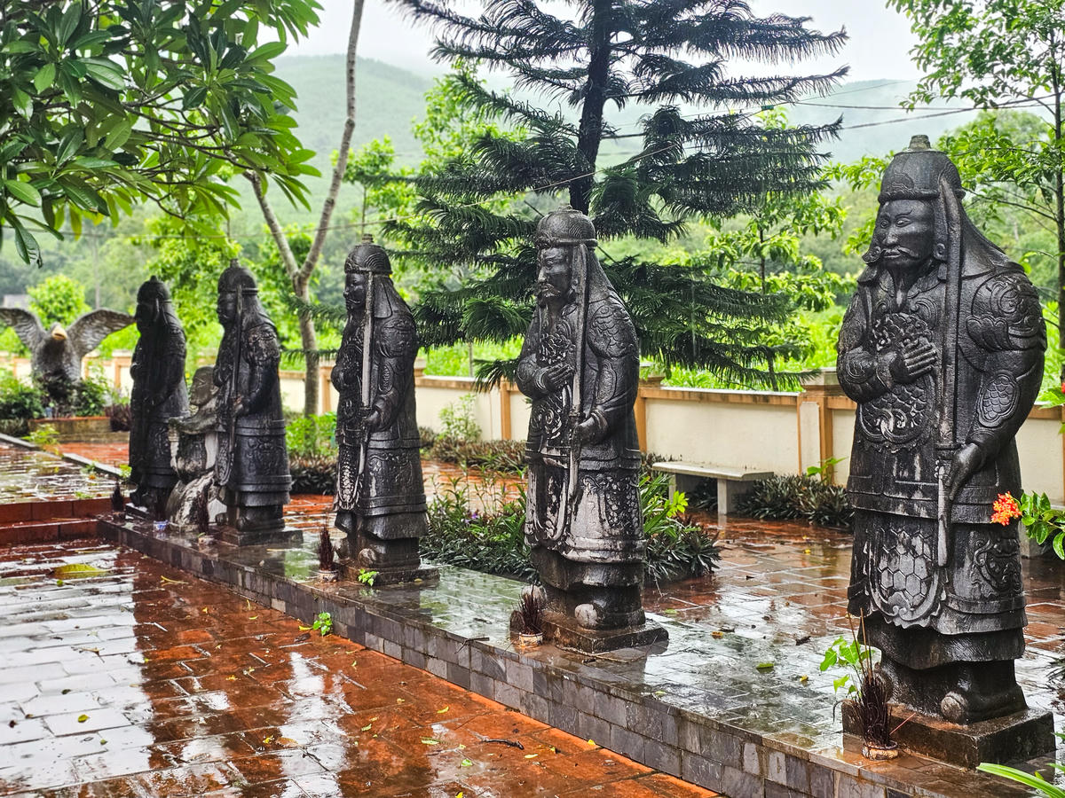 Ông Nam cho biết, khu lăng mộ nằm trên địa thế đất tương đối bằng phẳng. Theo thời gian, nhiều hạng mục của khu lăng mộ đã biến đổi, song hệ thống tượng đá vẫn còn được lưu giữ khá tốt. Ảnh: Đình Minh
