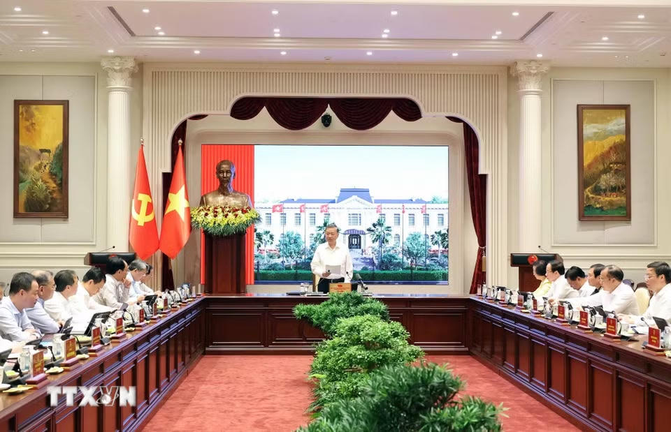 Tổng Bí thư, Chủ tịch nước Tô Lâm chủ trì làm việc với Đảng ủy Chính phủ và các cơ quan liên quan về "Chiến lược quốc gia về thu hút, trọng dụng và phát triển nhân tài trong các ngành, lĩnh vực mũi nhọn, phục vụ phát triển nhanh, bền vững trong kỷ nguyên mới." (Ảnh: Thống Nhất/TTXVN)