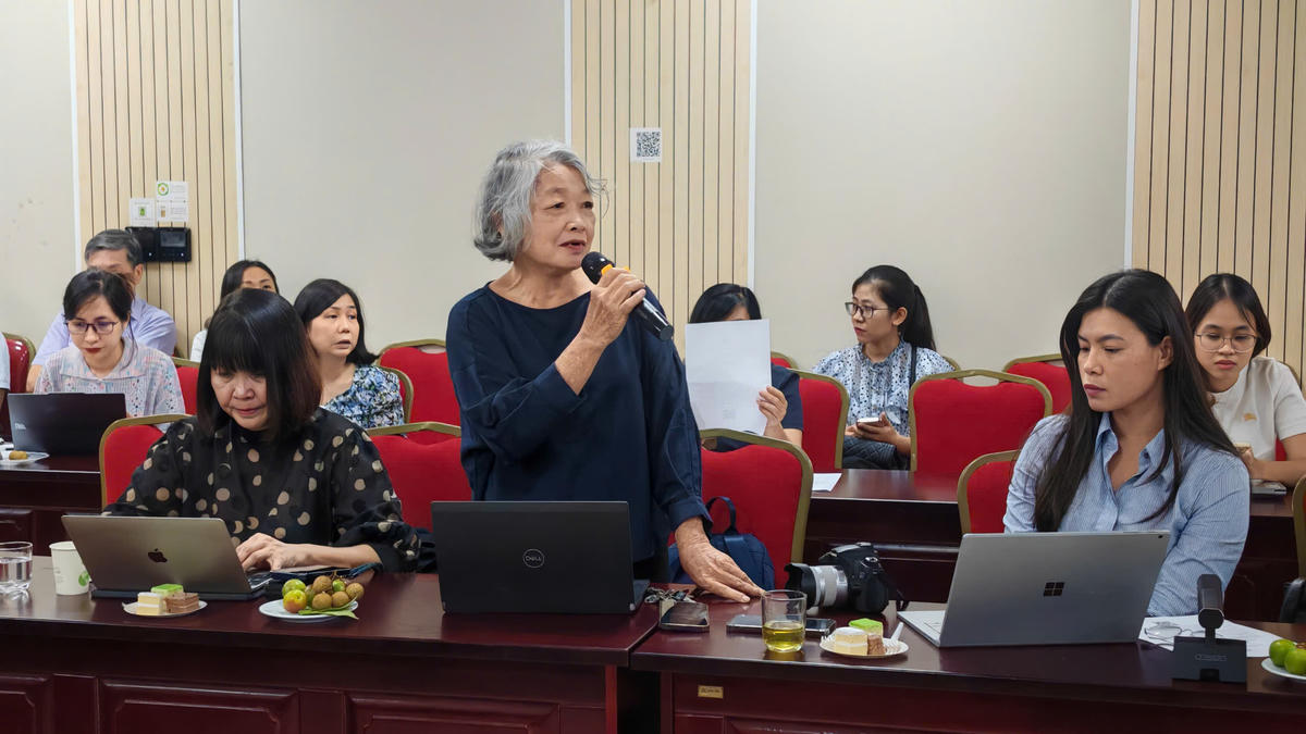 Các Nhà báo, phóng viên trao đổi tại buổi gặp mặt.